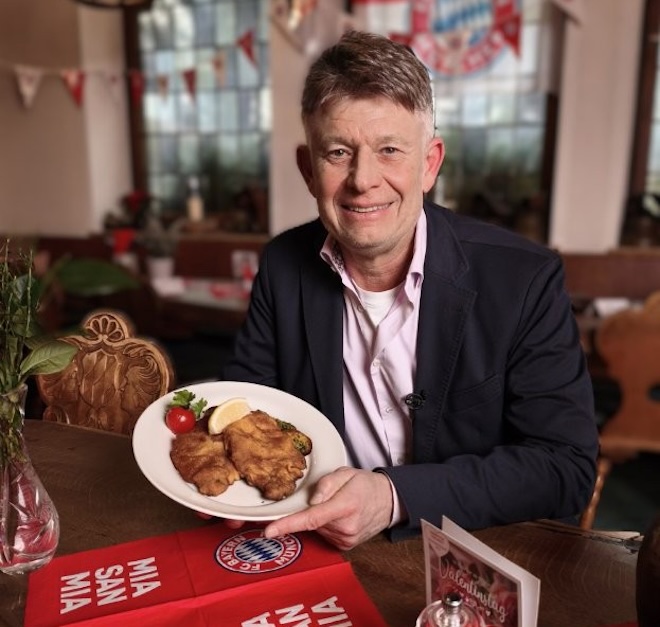 Wenn Fußballliebe durch den Magen geht: Seit Harry Kanes Wechsel zum FC Bayern gibt es im Waldgasthof Buchenhain eine besondere Tradition – für jeden Treffer serviert Gastronom Stefan Kastner ein Schnitzel „aufs Haus“.