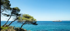 Die L’Austral vor der Baie du Rayol an der französischen Mittelmeerküste. Foto: Olivier Blaud / © PONANT