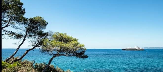 Die L’Austral vor der Baie du Rayol an der französischen Mittelmeerküste. Foto: Olivier Blaud / © PONANT