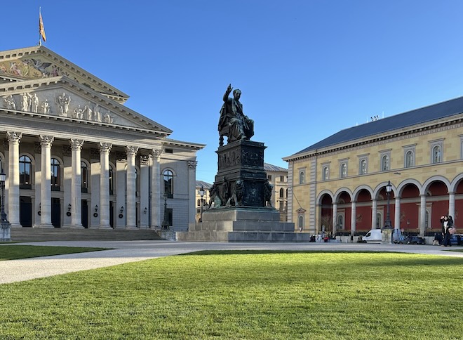 Frisches Grün vor historischer Kulisse – die Entsiegelung des Max-Joseph-Platzes ist ein echter Gewinn für unsere Lebensqualität.