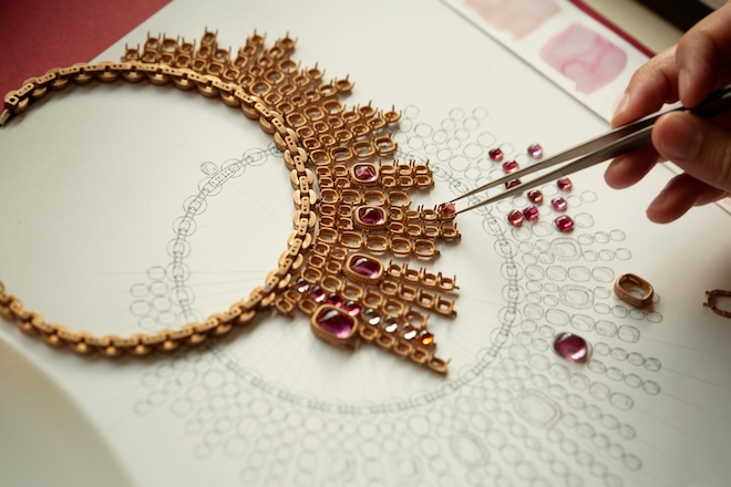 Stefano Cortecci, Gem Master und Director of Precious Stone Purchasing, führt die Gäste persönlich in die faszinierende Welt der Schmuckkunst des Mailänder Juweliers Pomellato ein. Fotocredit ©Courtesy of Pomellato 