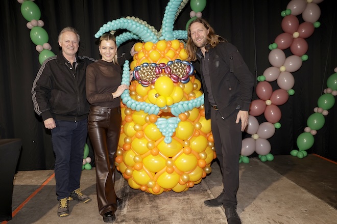 Strahlen vor 500.000 Ballons: Karolin Kandler flankiert von den Machern der Ausstellung, Christoph Rahofer und Weltklasse-Künstler Guido Verhoef als Schaffer der Luftballonwelten