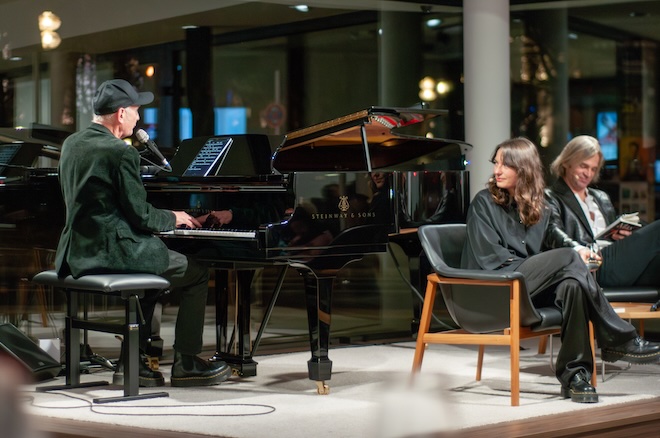 Am Klavier: Alex Grünwald. Gloria Grünwald und Tim Wilhelm lasen aus dem Buch vor. Fotocredit: Melania Wyka & Laurin Wiesler