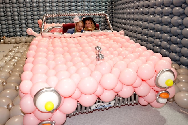 Wigald Boning mit Frau Teresa setzten sich in den Luftballon-Cadillac: Deutschland-Premiere derAusstellung LUFTBALLONWELTEN im Pineapple Park in München. Foto: Agency People Image (c) Andy Knoth