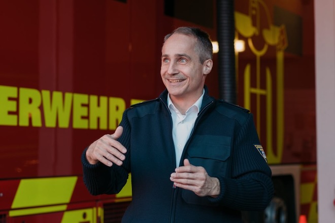 Florian Dax ist einer der leitenden Architekten des KI-Sprachbots, der in der Integrierten Leitstelle der Branddirektion München für die Erfassung nicht-kritischer Krankentransporte zum Einsatz kommen soll. Foto: Anastasia Pivovarova / Microsoft.