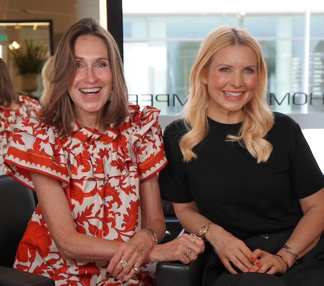 Annette Weber ist Speakerin beim 1. ONNI Hair & Health Day München . Hier mit ONNI Gründerin Stefanie Wirnshofer. 