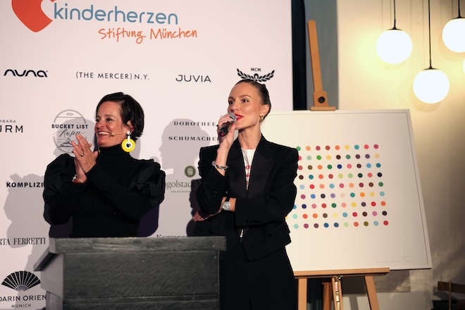 Nicola Gräfin Keglevich und Viky Rader bei der Auktion zugunsten der kinderherzen Stiftung München.Foto: G. S. / Viky Rader / PR via Getty Images