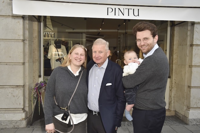 Familienmoment beim Opening: PINTU-Gründerin Sophia-Margaritha Schiebel mit ihrem Mann Aaron Waldner, Sohn Louie und Vater Hans Georg Schiebel.Foto: BrauerPhotos / G. Nitschke