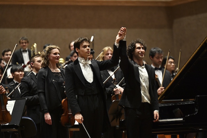 Gemeinsam mit Pianist Maxim Lando und dem Jungen Philharmonischen Orchester München gestaltete der 21-jährige Dirigent im Herkulessaal einen Konzertabend, der musikalisch wie gesellschaftlich Eindruck hinterließ.