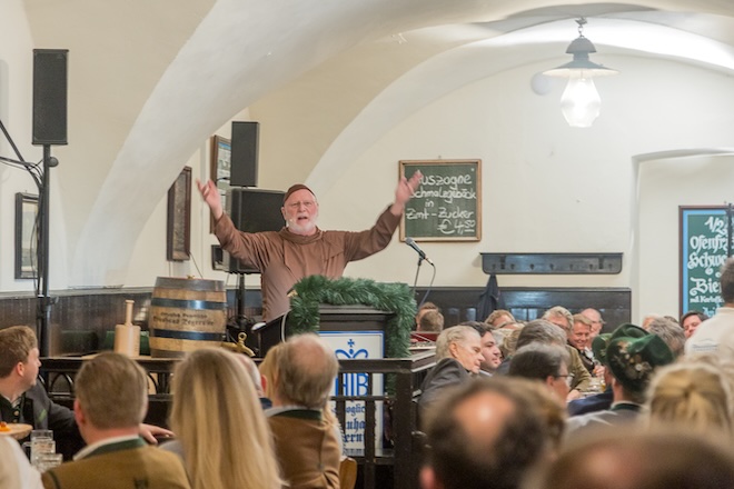 In die Rolle des Fastenpredigers schlüpfte - ebenfalls zum bereits 15. Mal - Nico Schifferer, der als „Bruder Barnabas“ das letzte Jahr und vor allem die Geschehnisse im Tegernseer Tal, aber auch das Weltgeschehen, Revue passieren ließ.