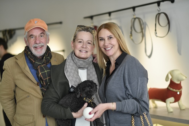 Hubertus Reygers, Dr. Stefanie Staby mit ihrem Hund Pepper und Sunny Randlkofer (Dallmayr) bei der Eröffnung des „Pintu“ Flagship Stores in München.