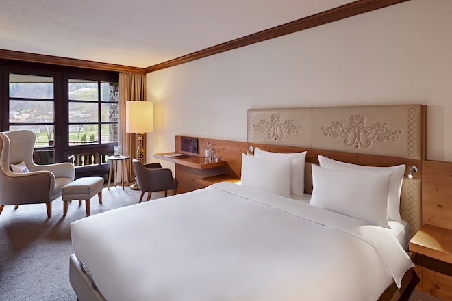 Warme Holztöne, bayerischer Filz und hochwertige Materialien prägen die Zimmer im Parkhotel Oberstaufen – viele davon mit freiem Blick auf die Allgäuer Bergwelt.