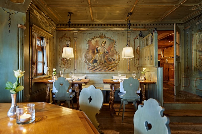 Die Laurentiusstube im Parkhotel Oberstaufen erinnert an den heiligen Laurentius, Schutzpatron der Köche und Gastwirte – ein passender Namensgeber für einen Ort, an dem Genuss und Gastfreundschaft im Mittelpunkt stehen.