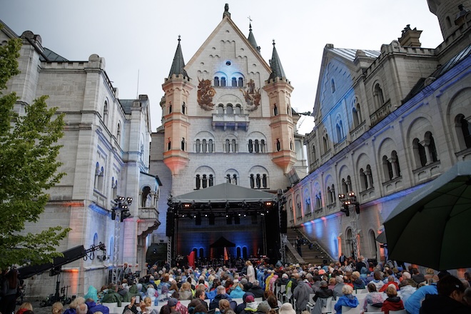 Die Neuschwanstein Konzerte verwandeln den Schlosshof von Schloss Neuschwanstein in eine spektakuläre Open-Air-Bühne im Allgäu.