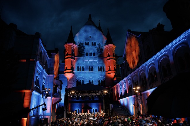 Wenn die Dunkelheit einsetzt, gewinnt die Kulisse noch an Aura: Die Neuschwanstein Konzerte verbinden große Musik mit einer der eindrucksvollsten Schlossbühnen Europas.