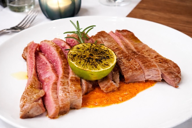 Signature Gericht im neuen Preysinggarten München: Secreto vom Iberico-Schwein. Fotocredit: ExklusivMünchen