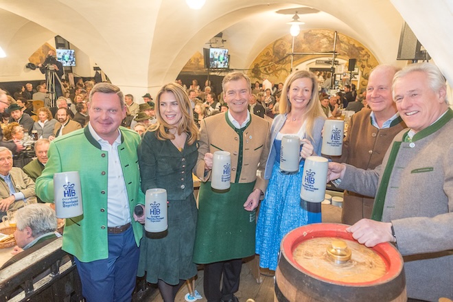 1 Peter und Caterina Hubert, Landrat Jens Zangenfeind, Anna Herzogin in Bayern, Andreas Baron von Maltzan, Braumeister Norbert Stühmer