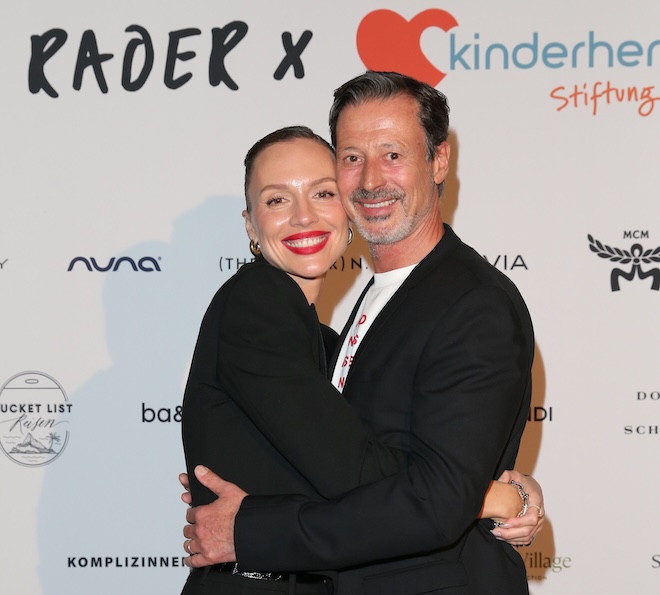 Ein persönlicher Moment des Abends: Klaus Rader unterstützt seine Frau Viky beim Charity-Event zugunsten der kinderherzen Stiftung München.Foto: G. S. / PR via Getty Images