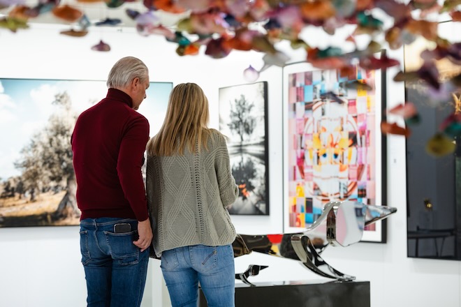 Im Dialog mit der Kunst: Die ARTMUC, Bayerns größte hybride Kunstmesse, zeigt in München zeitgenössische Positionen in einem offenen, publikumsnahen Format. Foto: ARTMUC