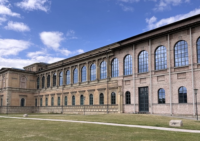 Mit ihrer markanten Fassade und fast zweihundertjährigen Geschichte steht die Alte Pinakothek für Münchens Kunstsinn auf höchstem Niveau.