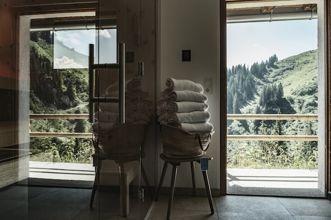 Seit der Übernahme durch Korbinian Kohler Ende 2016 wurde das traditionsreiche Haus mit viel Feingefühl zum heutigen Berghotel weiterentwickelt; der Hotelbereich eröffnete offiziell im Sommer 2017. Mehr Detail zum <a href="https://www.mydays.de/kurzurlaub/berghuetten-urlaub-am-tegernsee/p/zywka" target="_blank" rel="noopener">exklusiven Berghütten Urlaub</a>!</p>