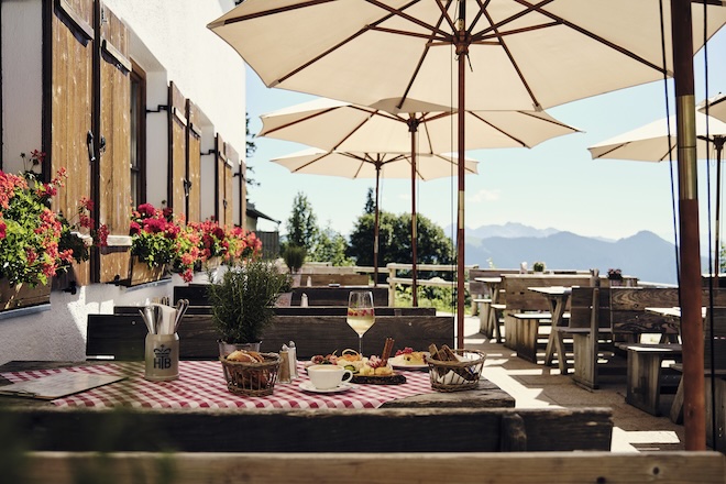 Frühstück oder Brotzeit mit Bergblick: Auf der Terrasse des Alten Wallberghauses wird Einfachheit zum Luxus.