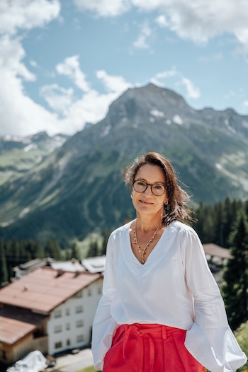 Gastgeberin Daniela Pfefferkorn steht im Goldenen Berg für eine Haltung, die Regeneration, Achtsamkeit und alpine Gastlichkeit verbindet.