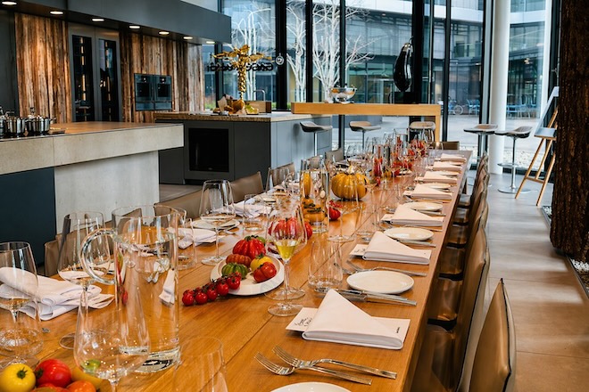 Ein langer Tisch, viel Haltung: Der Münchner Gaggenau Showroom zeigte sich als stilvoller Ort für Kulinarik, Gestaltung und Austausch.