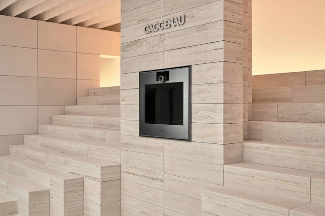 Travertin, Proportion und Präzision: In „Presence“ wird der Backofen der Gaggenau Serie Expressive in Mailand architektonisch in Szene gesetzt.
