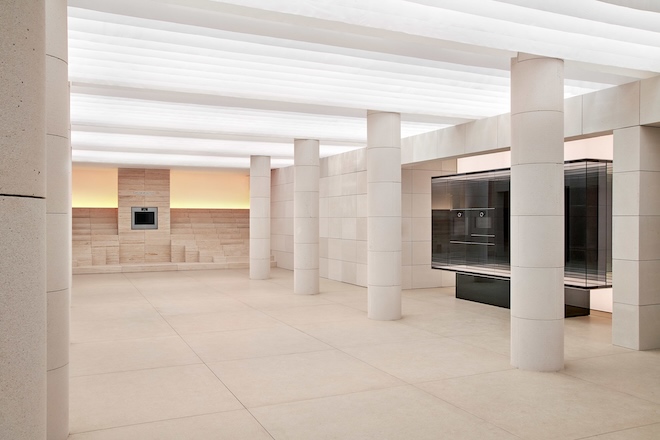 Die Installation „Presence“ in der Villa Necchi Campiglio übersetzt Gaggenaus Designverständnis in Raum, Rhythmus und reduzierte Materialität.