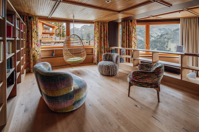 Warme Hölzer, farbige Akzente und der Blick in die Bergwelt machen jeden Raum im Goldenen Berg zu einem Ort der Ruhe und Inspiration. Fotocredit: Stefan Heimpel