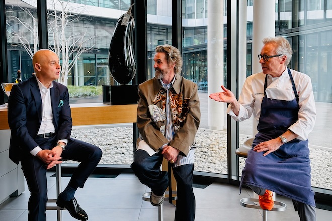 Kunst, Kulinarik und Handwerk im Dialog: Im Gaggenau Showroom München trafen Hermann Nachbaur, Bobby Bräuer und Marco Tümmler auf ungewöhnlich stimmige Weise zusammen.
