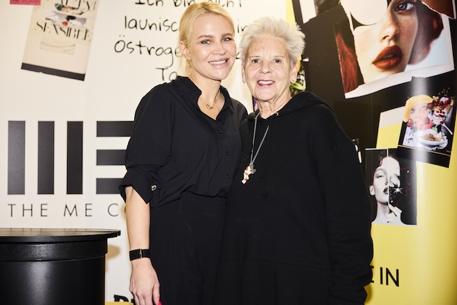 Autorin und Heilpraktikerin Jana Schmitt-Gau mit Regisseurin Heidi Kranz bei der Premiere ihres Buches „The Me Code“.