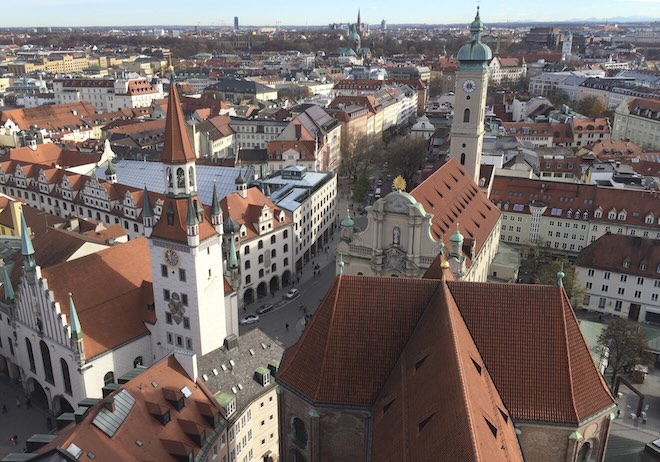 München von oben: Die Altstadt mit ihren markanten Türmen, historischen Dächern und ihrem unverwechselbaren Stadtbild.