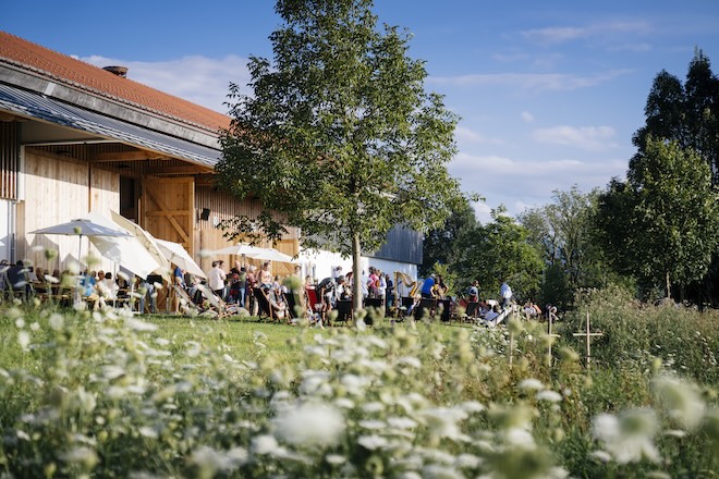 Sommer in Nantesbuch: Zwischen Wiesen, weitem Blick und dem Langen Haus wird das Kultur- und Naturprojekt von Susanne Klatten zum besonderen Treffpunkt im Voralpenland.