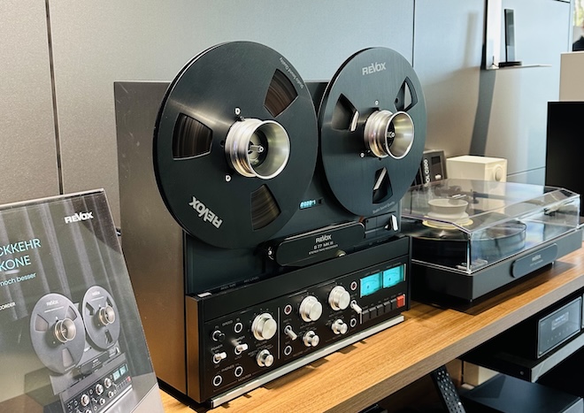 Bei Albert Knoll in München-Englschalking zeigte Revox die neue B77 MK III als Statement für die Rückkehr des analogen Klangs.
