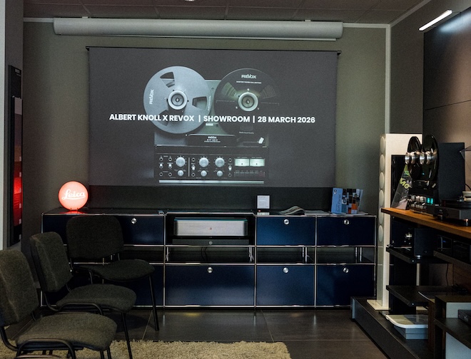 Im Showroom von Albert Knoll in München-Englschalking traf Revox auf Leica und USM – während auf der Leinwand der Revox-Film lief, wurde der Raum selbst Teil der Inszenierung.