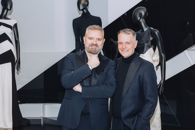 Johnny Talbot und Adrian Runhof: Das Münchner Designerduo wird mit „CELEBRATING FASHION“ im tim Augsburg erstmals museal gewürdigt.