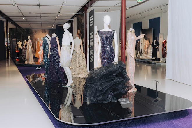 Ein Blick in die Ausstellung: Das tim Augsburg zeigt die Entwürfe von Talbot Runhof in einer opulenten musealen Inszenierung voller Glamour und Raffinesse.