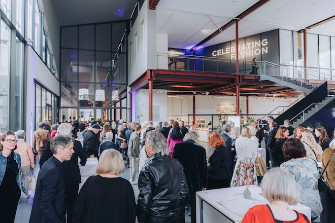 Seit dem 17. April 2026 ist das tim Augsburg mit „CELEBRATING FASHION“ eine der stilvollsten Adressen für Mode- und Kulturinteressierte.