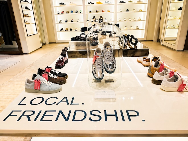 Local Friendship bei Lodenfrey: Eine Limited Edition von nur 20 Sneakern – präsentiert noch unter Glas.