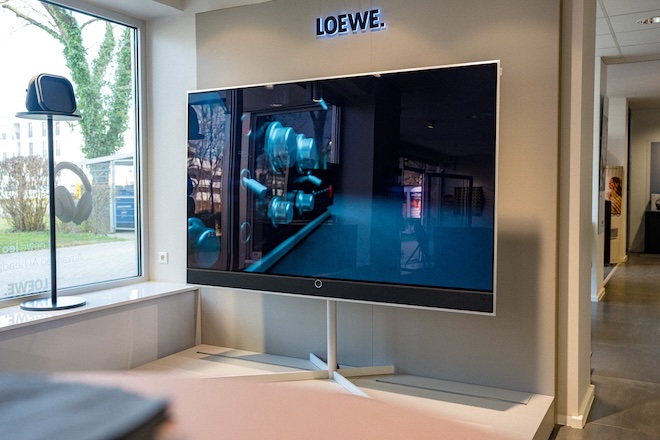 Große Bühne für analogen Klang: Im Showroom von Albert Knoll lief der Revox-Film auf einem Loewe Bildschirm. - Enes Kucevic Photography
