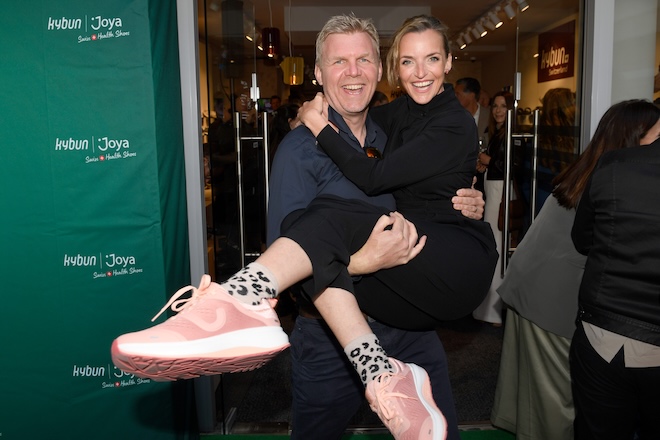 Schauspielerin Debby Müller hat sich in den kybun Modell Miami verliebt! Hier mit dem Münchner Zahntechnik-Pionier Oliver Hill beim kybun Joya Flagship Store Opneing in der Theatinerstrasse. Fotocredit: Agency People Image, Michael Tinnefeld