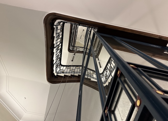 Gerade in Münchner Altbauten wird eine Wohnungsauflösung schnell zur logistischen Herausforderung.