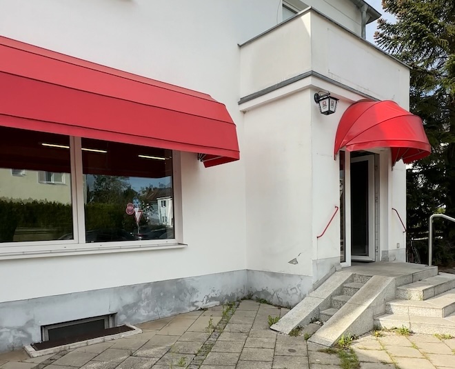 Hinter roten Markisen beginnt ISAR-KAYA: In der ehemaligen Metzgerei in Ramersdorf entsteht für kurze Zeit ein Food-Pop-up zwischen Izakaya-Kultur, Oma-Küche, Kunst und Experiment.