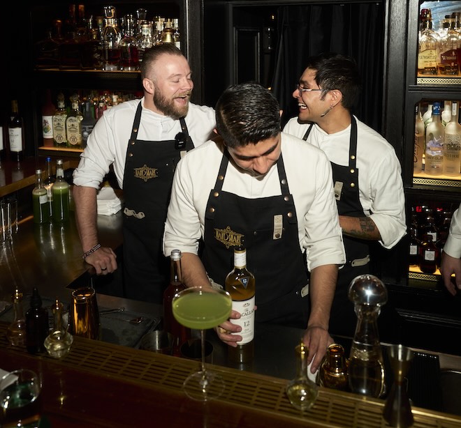 Münchens Barszene hinter dem Tresen: Beim Cocktail X Festival stehen nicht nur Signature Drinks im Mittelpunkt, sondern auch die Bartender, die Gastgeberkultur der Stadt und die Energie der Community.