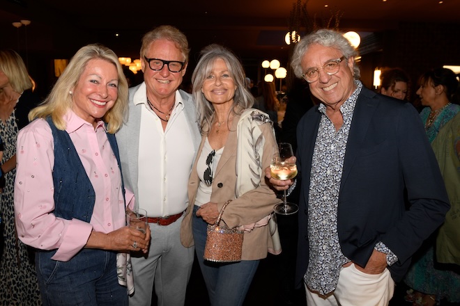 Grünwald feiert seine neue Brasserie: Dr. Wolfgang Funk mit Ehefrau Ellen sowie Sänger Bernie Paul und Elke Vonficht genossen den Abend im Chez Mandarin. © Michael Tinnefeld / Agency People Image