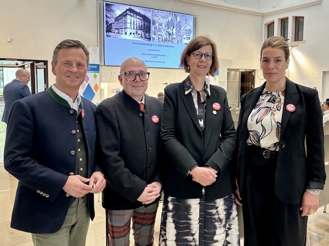 Im IHK-Stammhaus wurde die Geschichte der Kunsthändlerfamilie Drey lebendig: IHK-Hauptgeschäftsführer Manfred Gößl, Nicholas Drey aus London, Kunsthistorikerin Birgit Jooss und Marie Rolshoven von „Denkmal am Ort“. © IHK München