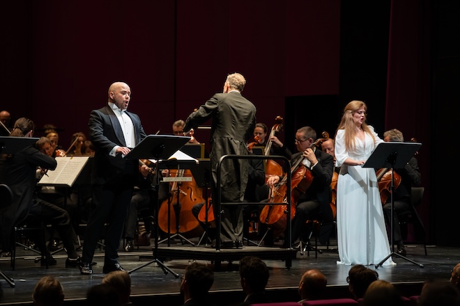 Gluck-Premiere im Friedrichsforum: Mit „Iphigenie in Aulis“ in der Bearbeitung Richard Wagners eröffneten die Gluck Festspiele 2026 erstmals im neu sanierten Bayreuther Kulturzentrum. Fotocredit: João Octavio Peixoto