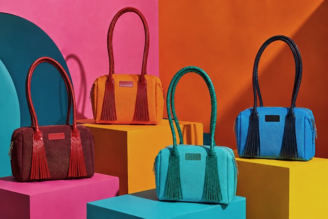 Farbstarkes Design-Debüt: Die Lenny Bag von Lenas Roeckl bringt die Bottle Bag des Münchner Traditionshauses ROECKL mit Fransen, langen Henkeln und skulpturaler Form in eine neue Generation.